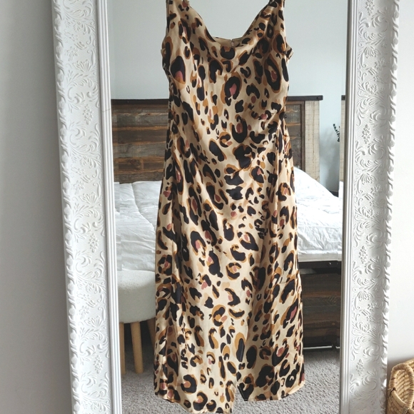 🆕 Silky Leopard print dress - Picture 4 of 13